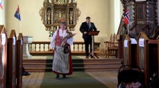 Kirkeverge Møyfrid Skavlan har ledet menighetsarbeidet gjennom fire år uten kirkebygg. Hun fikk applaus og velfortjente blomster i gjenåpnings-gudstjenesten 9. november. I bakgrunnen står menighetsrådets leder Morten Hernes (Foto: Geir Olav Flåan, Snåsningen)