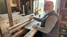 Jon Fredrik Skauge ved veven hjemme på Fannremsgarden (Foto: Magne Vik Ravndal)