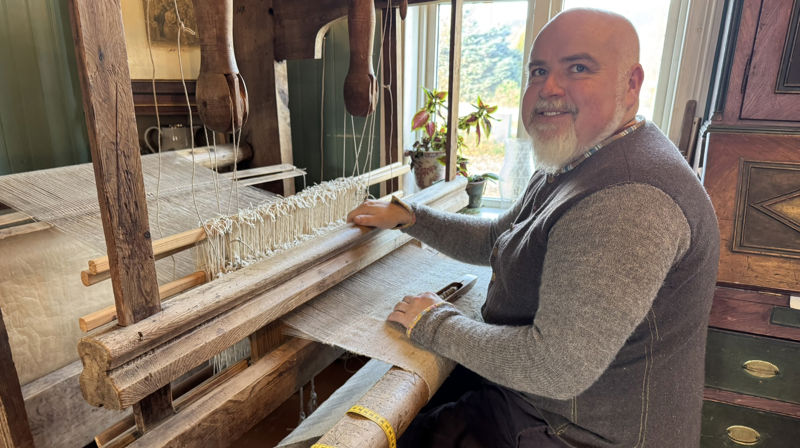 Jon Fredrik Skauge ved veven hjemme på Fannremsgarden (Foto: Magne Vik Ravndal)