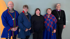 Medvirkende på Saemien Åålmeges 10-årsjubiluem. Fra venstre: Sametingsrådsmedlem Paul Bendikk Jåma, bispedømmerådsmedlem Bjørn Thomas Åhren, menighetsrådsleder Sara Katarina Åhren, daglig leder Monica Kappfjell og biskop Herborg Finnset (Foto: Gunn Mogseth Skrove)