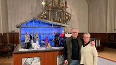 Kunstnerne Knut Børseth og Sissel Nesbø kunne presentere den nye julekrybba i Hegra kirke.