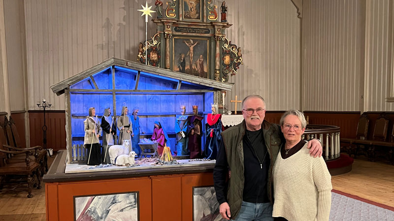 Kunstnerne Knut Børseth og Sissel Nesbø kunne presentere den nye julekrybba i Hegra kirke.