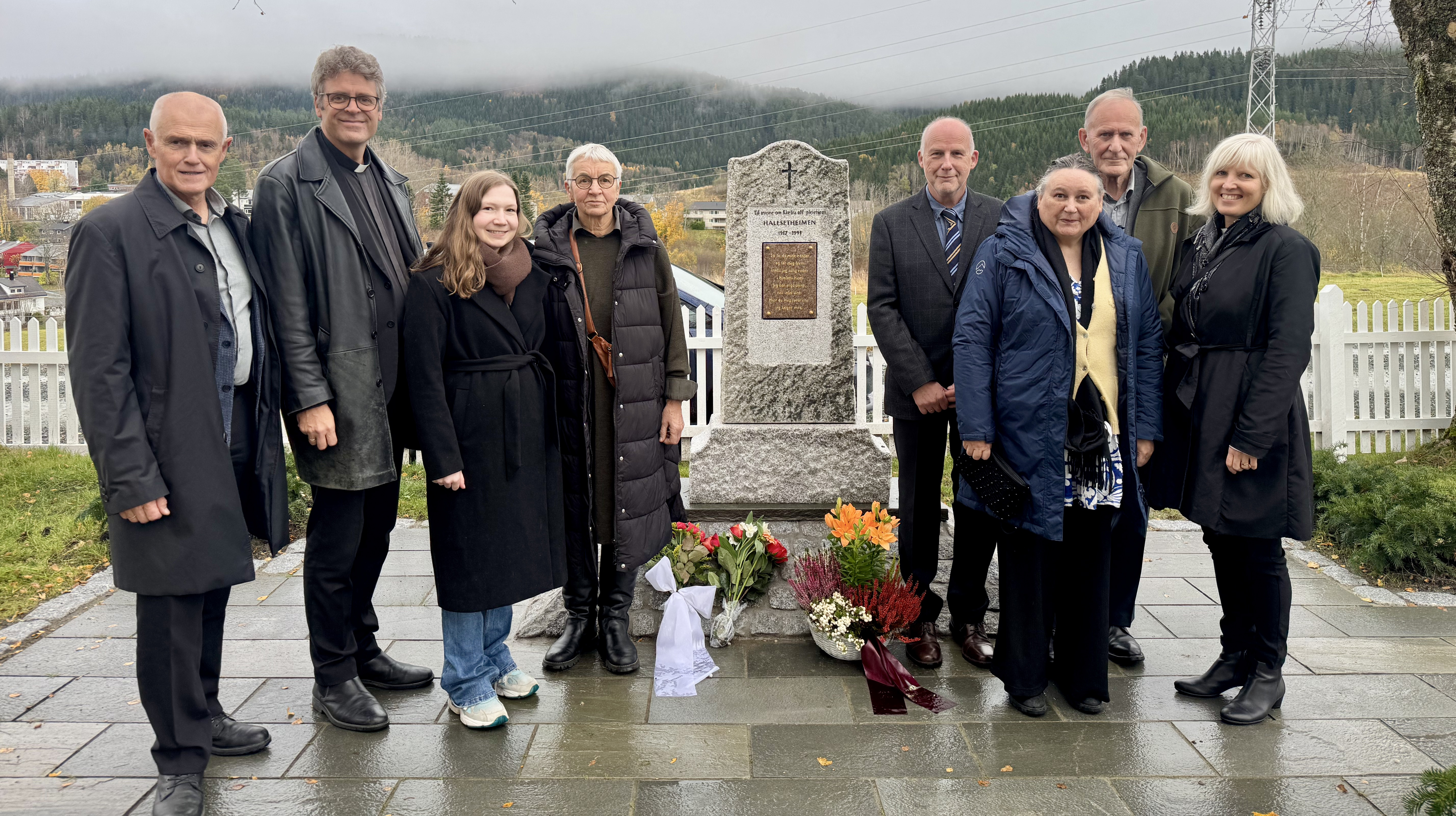 Avduking av minnesmerket. Fv. Kjell Inge Nordgård (kirkeverge), Sveinung Enstad (sokneprest), Hilde Elise Hvarregaard (prosjektleder/landskapsarkitekt Kirkelig fellesråd), Jorun Kraft Mo (kunstner), Arnt Morten Holmli (Kirkelig fellesråd og leder av arbeidsgruppa), Nils Grendstad (arbeidsgruppa), Astrid Grendstad (Kirkegårdskomiteen )og Bodil Slørdal (prost) (Foto: Yngvil Bjellaanes)