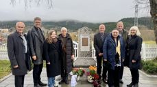 Avduking av minnesmerket. Fv. Kjell Inge Nordgård (kirkeverge), Sveinung Enstad (sokneprest), Hilde Elise Hvarregaard (prosjektleder/landskapsarkitekt Kirkelig fellesråd), Jorun Kraft Mo (kunstner), Arnt Morten Holmli (Kirkelig fellesråd og leder av arbeidsgruppa), Nils Grendstad (arbeidsgruppa), Astrid Grendstad (Kirkegårdskomiteen )og Bodil Slørdal (prost) (Foto: Yngvil Bjellaanes)