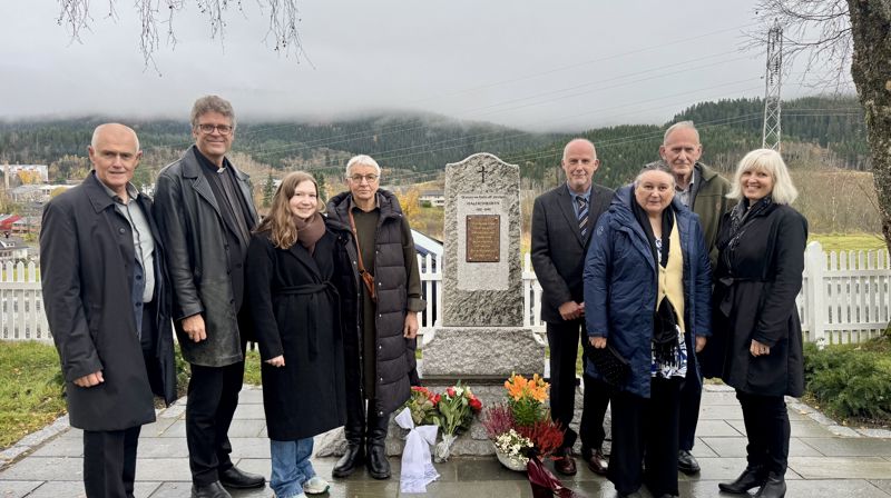 Avduking av minnesmerket. Fv. Kjell Inge Nordgård (kirkeverge), Sveinung Enstad (sokneprest), Hilde Elise Hvarregaard (prosjektleder/landskapsarkitekt Kirkelig fellesråd), Jorun Kraft Mo (kunstner), Arnt Morten Holmli (Kirkelig fellesråd og leder av arbeidsgruppa), Nils Grendstad (arbeidsgruppa), Astrid Grendstad (Kirkegårdskomiteen )og Bodil Slørdal (prost) (Foto: Yngvil Bjellaanes)