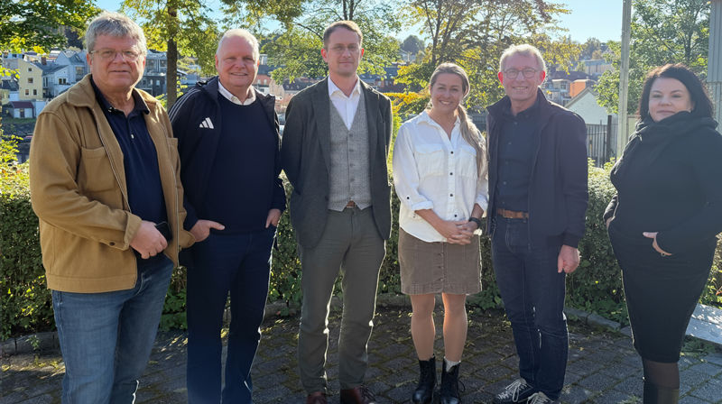 Nidaros bispedømme står sammen med flere for å forlenge aktiviteten i pilegrimsmottak og pilegrimsgård. Fra venstre: Odd Anders With, leder i Kirkelig fellesråd i Trondheim, Arne Ivar Denstad, styreleder i stiftelsen Nidaros pilegrimsgård, Trond Åm, byråd for kultur i Trondheim, Ingeborg Collin, tidl. direktør Nidaros pilegrimsgård, Steinar Skomedal, stiftsdirektør i Nidaros bispedømmeråd og Helene Møllevig, tidl. daglig leder i Nidaros pilegrimsgård.