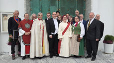 Nyvigslet kateket Marte Cicilie Mære (med rødt skråstola) omgitt av biskop, prost, kolleger, venner og familie utenfor Steinkjer kirke