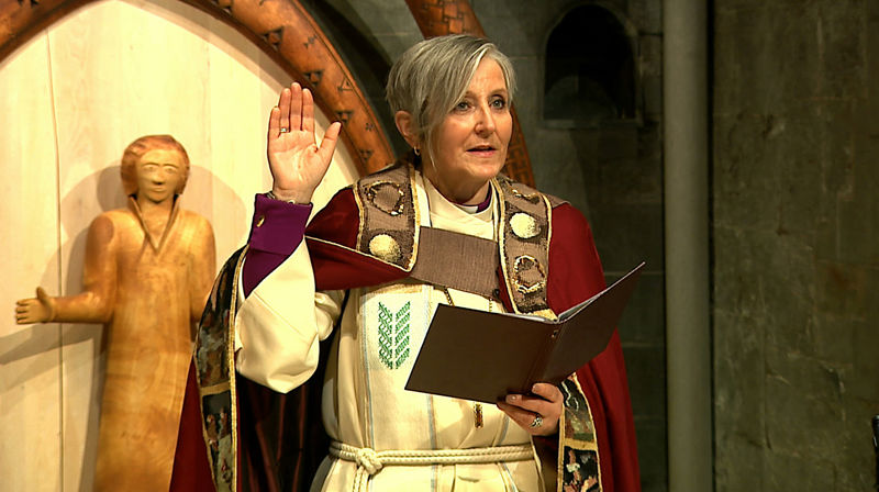 Biskop Herborg Finnset foran det samiske alteret i katedralen. Bildet er tatt under nasjonaldagsfeiringen i 2021