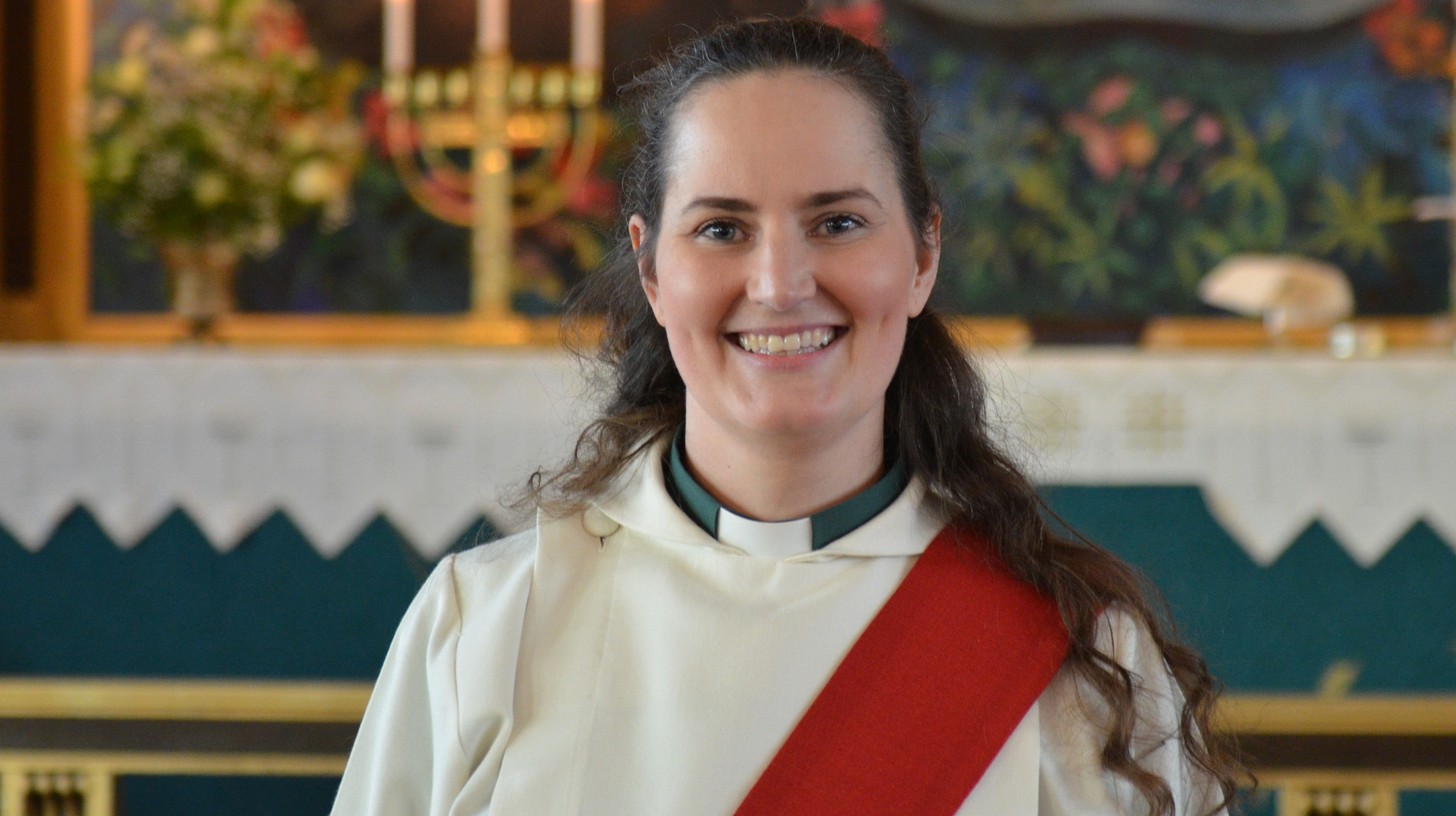 Den røde skråstolaen over skulderen viser med all tydelighet at Marie Sætherskar Hauge nå er vigslet kateket i Den norske kirke. 
