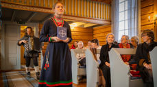 Leah Teodora Strøm Brandfjell på vei inn i Stordalen kapell med Orre testamente, akkompagnert av trekkspiller Katrine Høttmon (Foto: John Gunnar Krogstad)