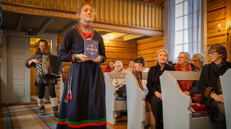 Leah Teodora Strøm Brandfjell på vei inn i Stordalen kapell med Orre testamente, akkompagnert av trekkspiller Katrine Høttmon (Foto: John Gunnar Krogstad)