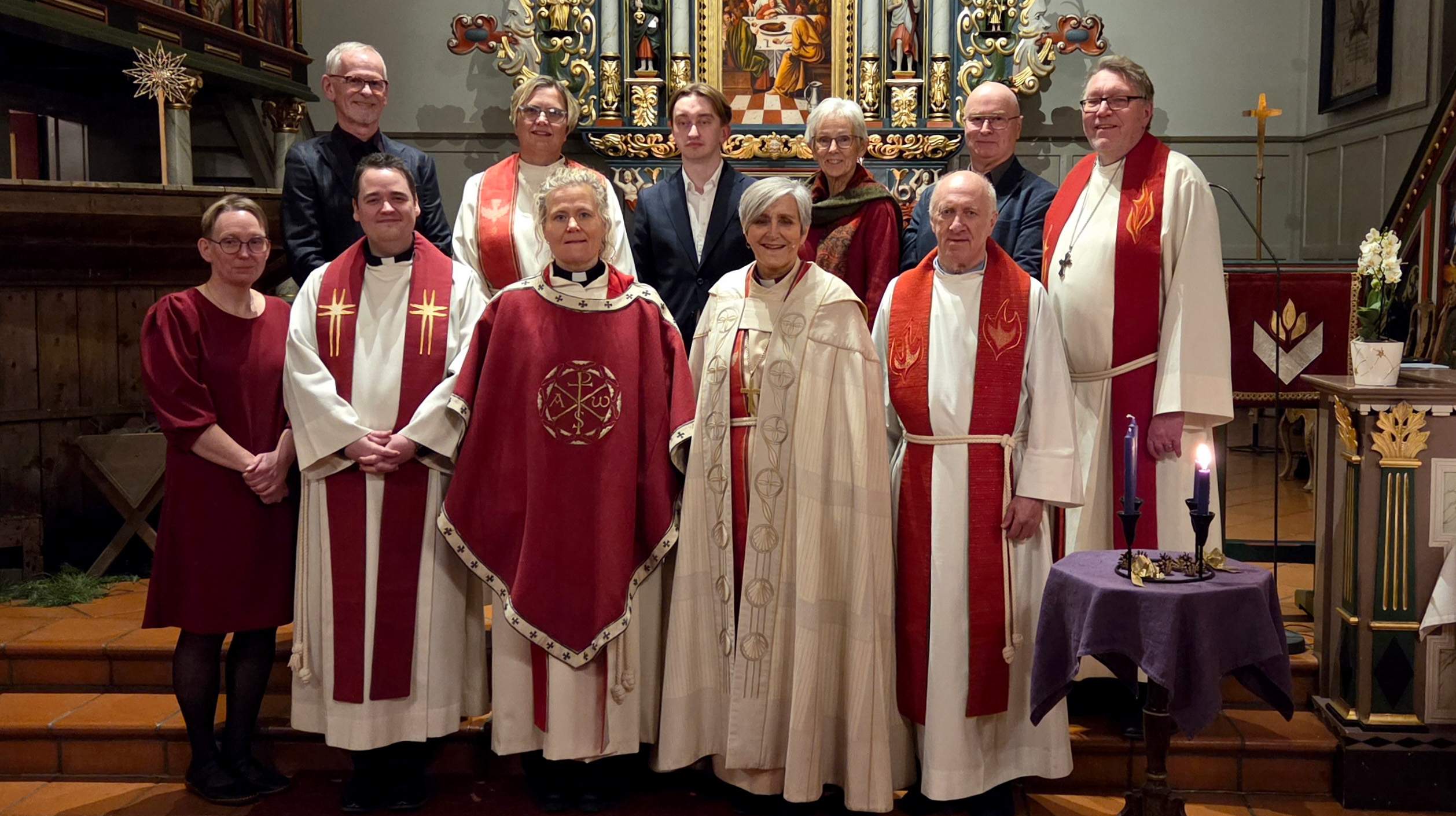 Medvirkende under den høytidelige vigslingsgudstjenesten i Meldal kirke. Foran fra venstre: Klokker  Monica Hellem,  sogneprest Jonas Dahlberg, nyvigslet sogneprest Sissel Muan, biskop Herborg Finnset og prest Oddbjørn Stjern. Bak fra venstre: Roar Kollsete, sogneprest Åse Rugland, organist Marcus Frost Nielsen, Gretha Loe, Arnt Bjørkhaug og prost Dagfinn Thomassen. 