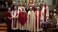 Medvirkende under den høytidelige vigslingsgudstjenesten i Meldal kirke. Foran fra venstre: Klokker Monica Hellem, sogneprest Jonas Dahlberg, nyvigslet sogneprest Sissel Muan, biskop Herborg Finnset og prest Oddbjørn Stjern. Bak fra venstre: Roar Kollsete, sogneprest Åse Rugland, organist Marcus Frost Nielsen, Gretha Loe, Arnt Bjørkhaug og prost Dagfinn Thomassen.