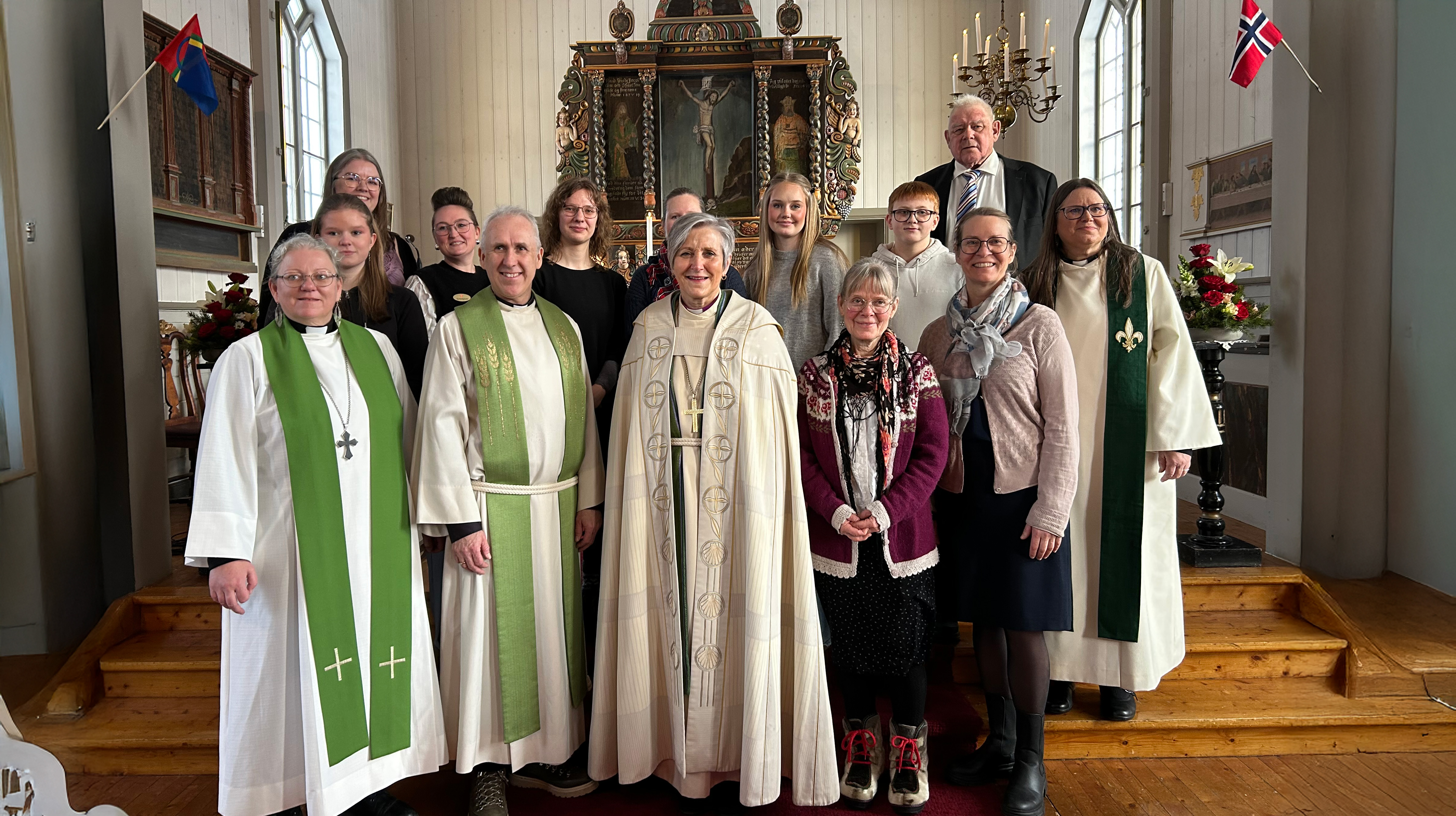 Biskop Herborg Finnset sammen med bidragsytere under avslutningsgudstjenesten på bispevisitasen i Beitstad og Verran. Gudstjenesten ble holdt i Malm kirke.