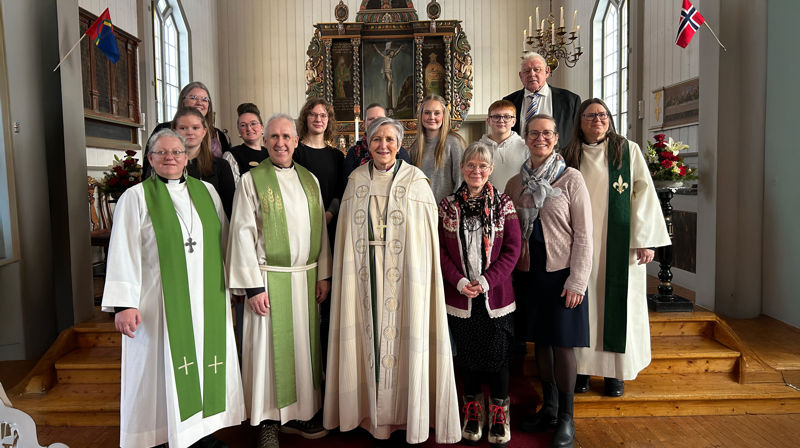 Biskop Herborg Finnset sammen med bidragsytere under avslutningsgudstjenesten på bispevisitasen i Beitstad og Verran. Gudstjenesten ble holdt i Malm kirke.