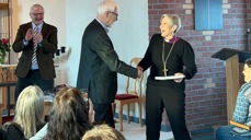 Ingenting å si på stemningen, da tidligere fylkesordfører Kolbjørn Almlid fortalte om Bartnes kapell og overrakte bok til biskop Herborg Finnset. (Foto: Tina Solbakken)