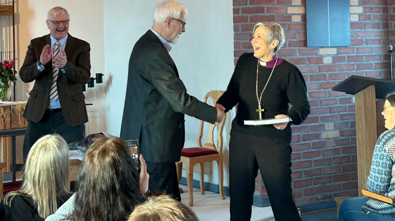 Ingenting å si på stemningen, da tidligere fylkesordfører Kolbjørn Almlid fortalte om Bartnes kapell og overrakte bok til biskop Herborg Finnset. (Foto: Tina Solbakken)