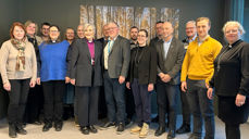 Biskop Herborg Finnset og hennes følge sammen med Steinkjer-ordfører Gunnar Thorsen til høyre for biskopen) og byens øverste politikere (Foto: Tina Solbakken)