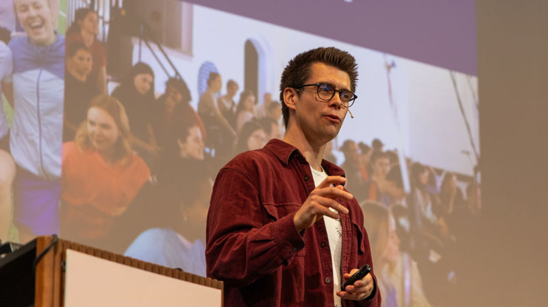 Øyvind Rudolf Sønnesyn Berg forteller sin historie om hvordan ungdommene kom til St. Jakob kirke i Bergen (Foto: