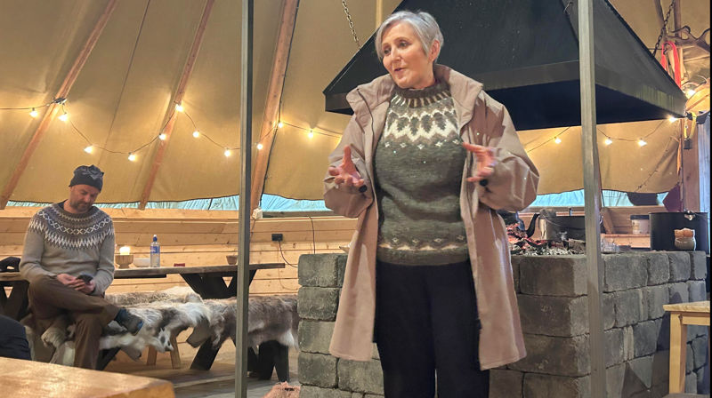 Biskop Herborg understreket viktigheten av sørsamiske kulturbærere under besøket i lavvoen på Namdalseid. (Foto: Tina Møllersdatter Solbakken)