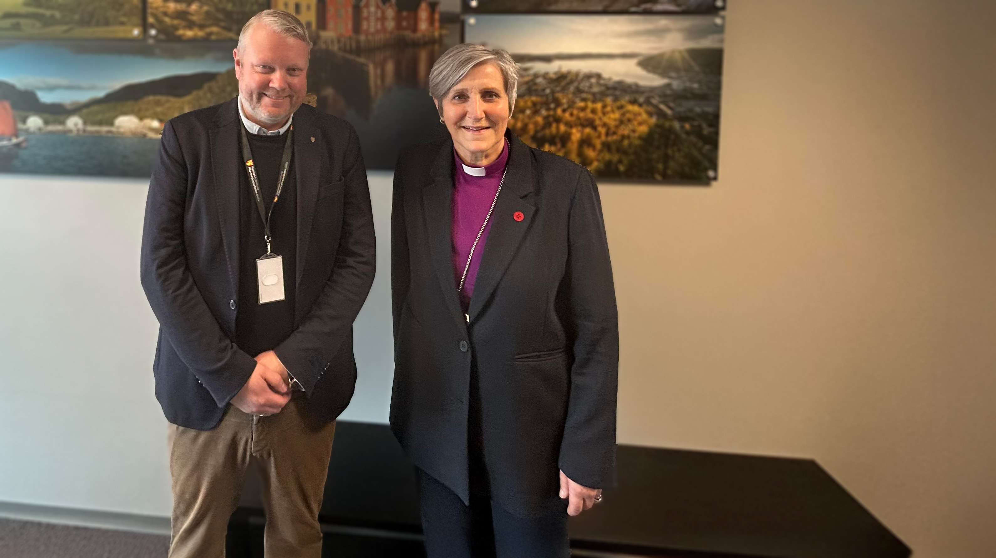 Ordfører Amund Lein og biskop Herborg Finnset fikk gode samtaler på rådhuset i Namsos (Foto: Tina Møllersdatter Solbakken)