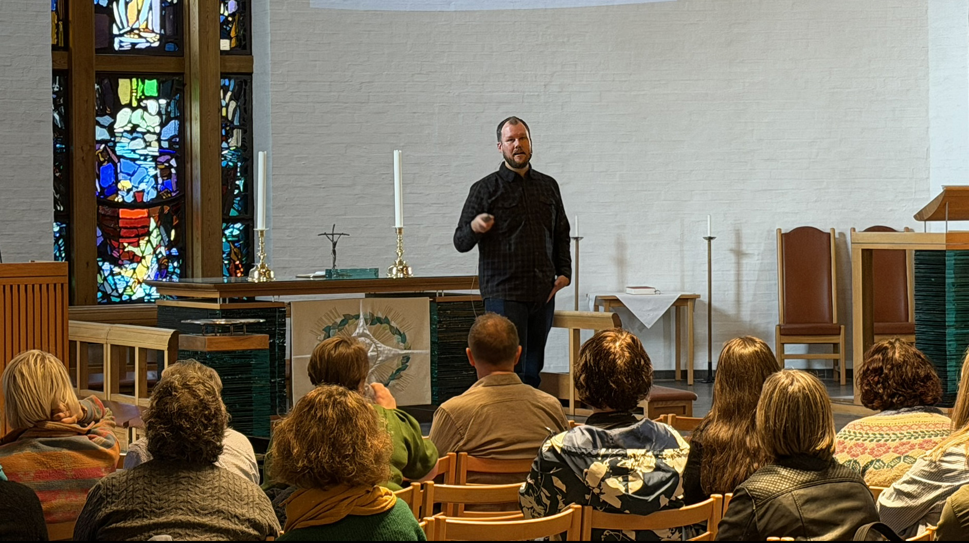 Andreas Helmersen fra kommunikasjonsbyrået Utheve i Rissa inspirerte om sosiale medier både i Steinkjer og Trondheim.