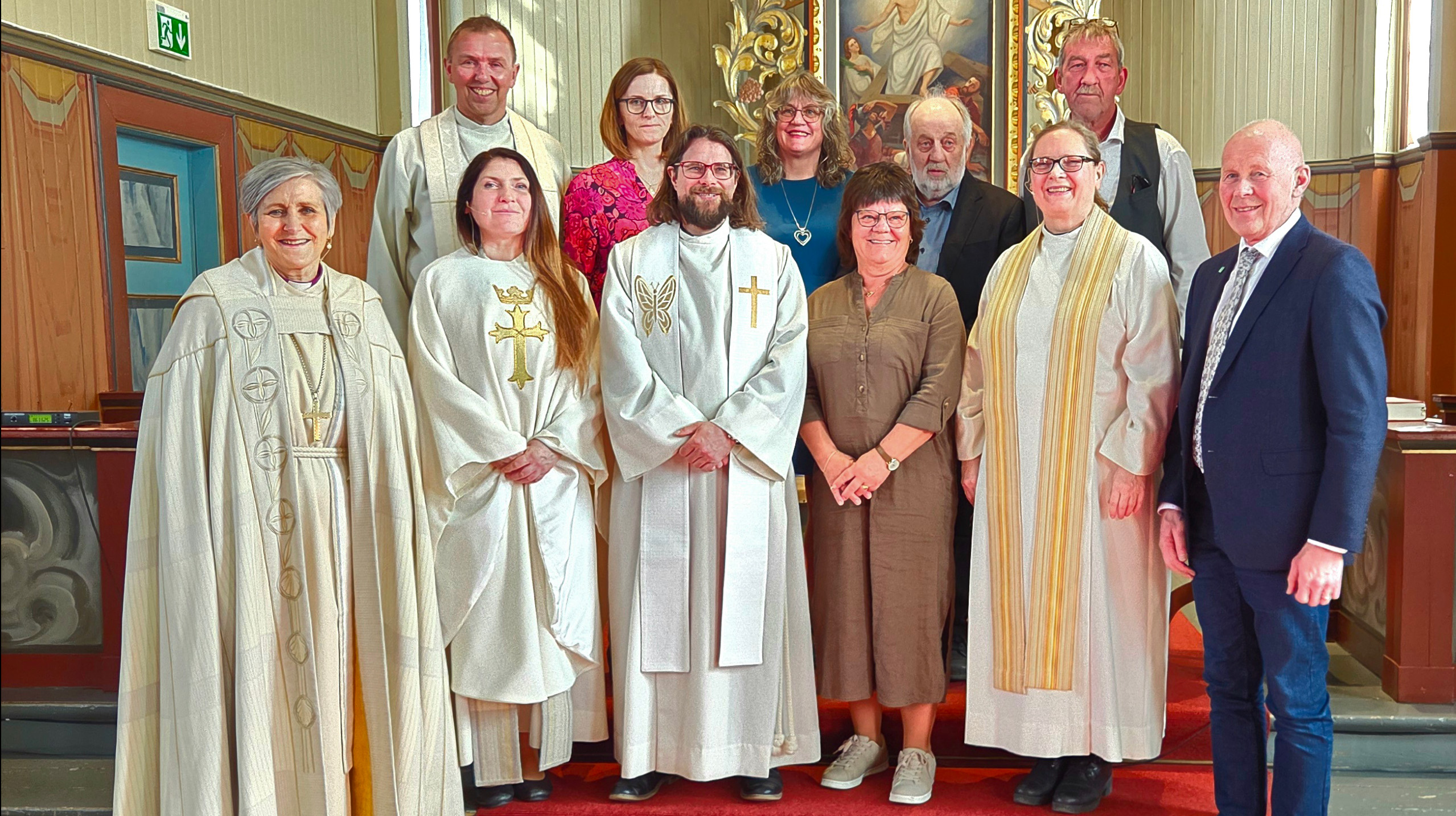 Biskop Herborg Finnset (t.v) sammen med deltagere under jubileumsgudstjenesten i Jøssund kirke. Første rekke fra venstre: Biskop Herborg Finnset, Daniela Jona Lind, Allan Oliver Åsmo, Lise Lund, May Slettan og Ketil Kvam. Bak fra venstre: Steinar Leirvik, Monika Huttova, Tina Rødde Paulsen, Hans Otto Stjern og Karl Martin Lund.