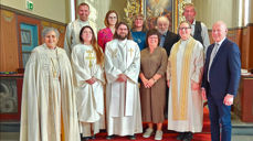 Biskop Herborg Finnset (t.v) sammen med deltagere under jubileumsgudstjenesten i Jøssund kirke. Første rekke fra venstre: Biskop Herborg Finnset, Daniela Jona Lind, Allan Oliver Åsmo, Lise Lund, May Slettan og Ketil Kvam. Bak fra venstre: Steinar Leirvik, Monika Huttova, Tina Rødde Paulsen, Hans Otto Stjern og Karl Martin Lund.