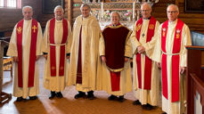 Medvirkende under jubileumsgudstjenesten i Oppdal kirke. Fra venstre: tidligere sokneprest Ivar Austrheim, tidligere sokneprest Arne Aspeland, biskop emeritus Tor Singsaas, sokneprest Kristine Berg, prost Øystein Flø og sokneprest Øyvind Vognild. (Foto: Audny Mjøen Illøkken)