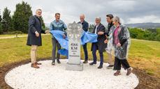 Milesteinen avdukes i Santiago de Compostela. Fra venstre: Norsk ambassadør i Spania Lars Andersen, route manager for St.Olavsveiene Hans Morten Løvrød, byråd Kjetil Reinskou, president i St.James Way Ildefonso de la Campa Montenegro, Rema-direktør Ole Robert Reitan og biskop Herborg Finnset. (Foto: Edvin Wiggen Dahl, EC Dahls eiendom)