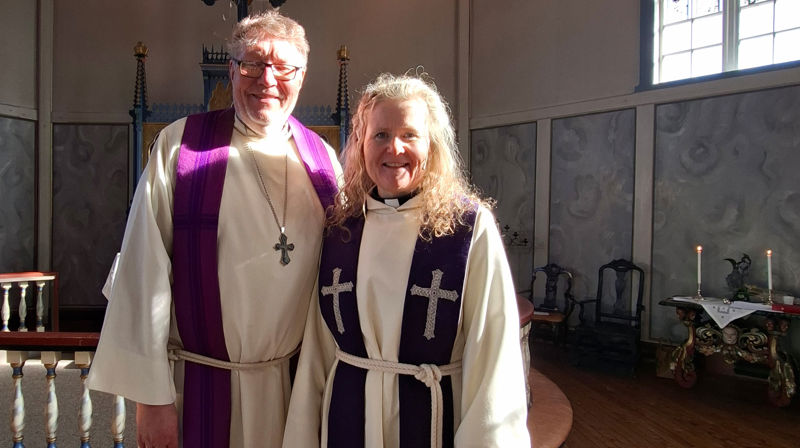 Ny sogneprest Sissel Muan (t.h) sammen med prost Dagfinn Thomassen i Moe kirke.