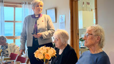 Biskop Herborg hilser til eldretreffet på Statland pensjonat (Foto: Tina Møllersdatter Solbakken)