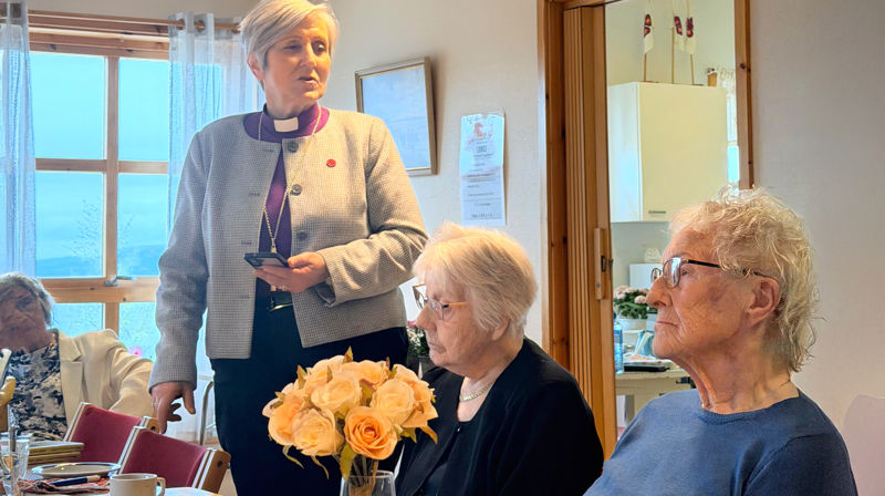 Biskop Herborg hilser til eldretreffet på Statland pensjonat (Foto: Tina Møllersdatter Solbakken)