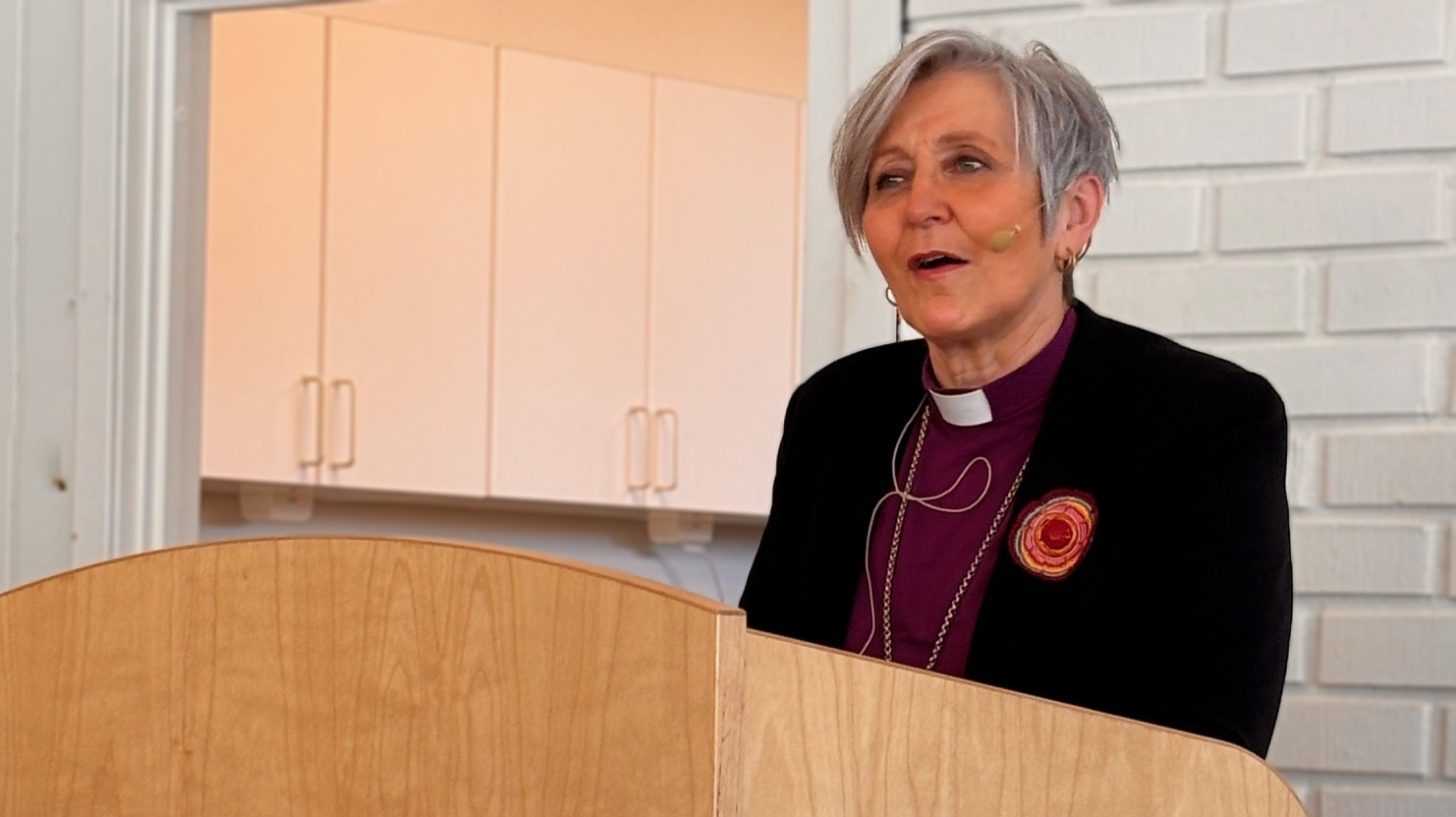 Biskop Herborg Finnset fremførte visitasoppsummeringen sin under kirkekaffen i Meldal samfunnshus (Foto: Åse Rugland)