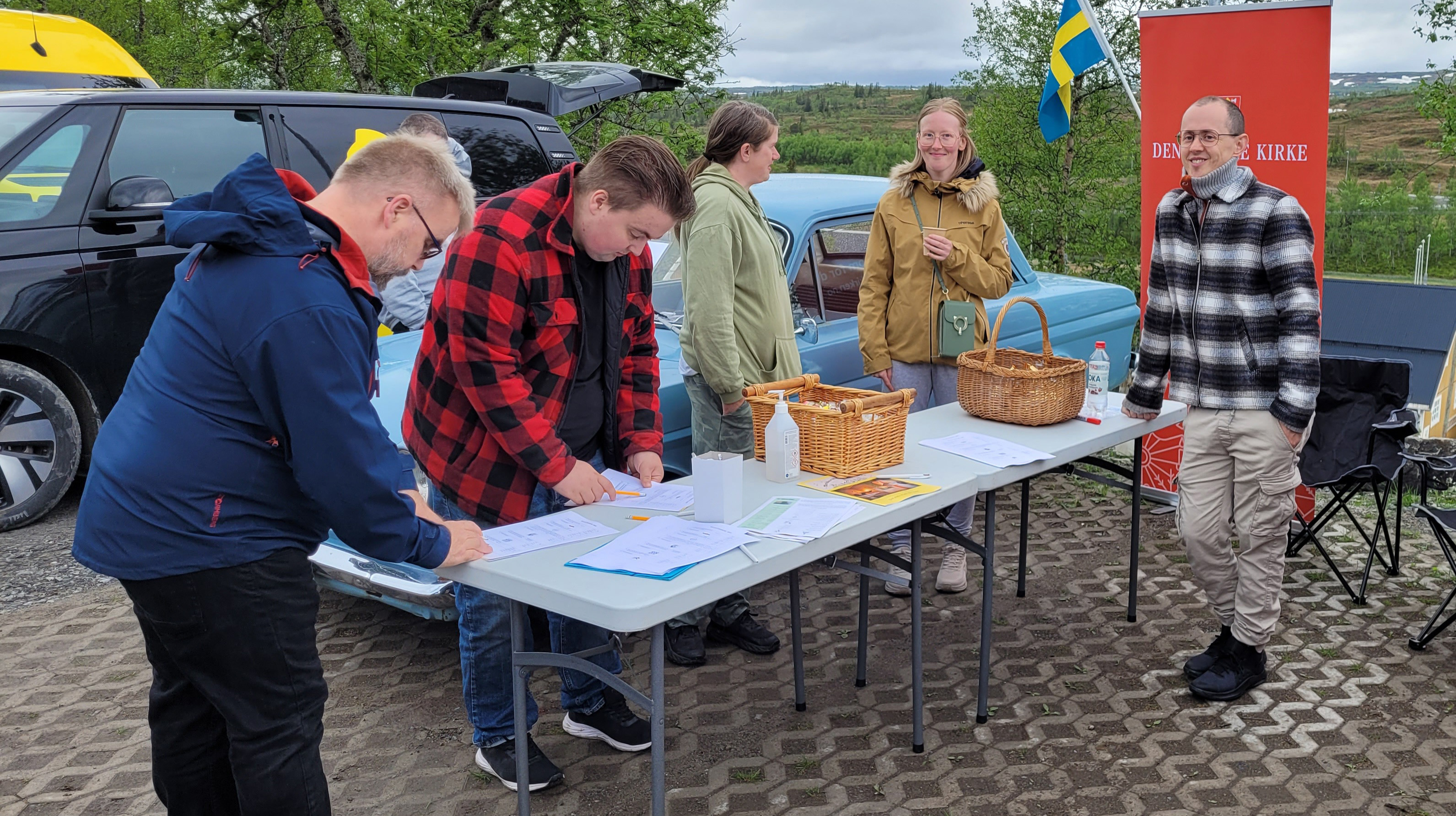 Mange samlet seg rundt Meråker menighet sin stand og bibelquiz under biltreffet i Storlien.