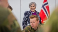 Biskop Herborg fikk flere gode samtaler med om lag 100 vernepliktige på Ørland Flystasjon (Foto: Luftforsvaret)