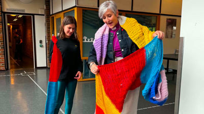 Biskop Herborg Finnset sammen med Dalgård-elev Maren Fornes. (Foto: Anna Nicoline Segtnan Mentzoni)