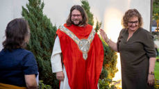 Det var mange som ville gratulere den nyvigslede presten Allan Åsmo etter gudstjenesten i Ørland kirke 7. september (Foto: Pål Flæsen)