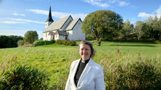 Andrea Walters foran Roan kirke (Foto: Steinar Leirvik)