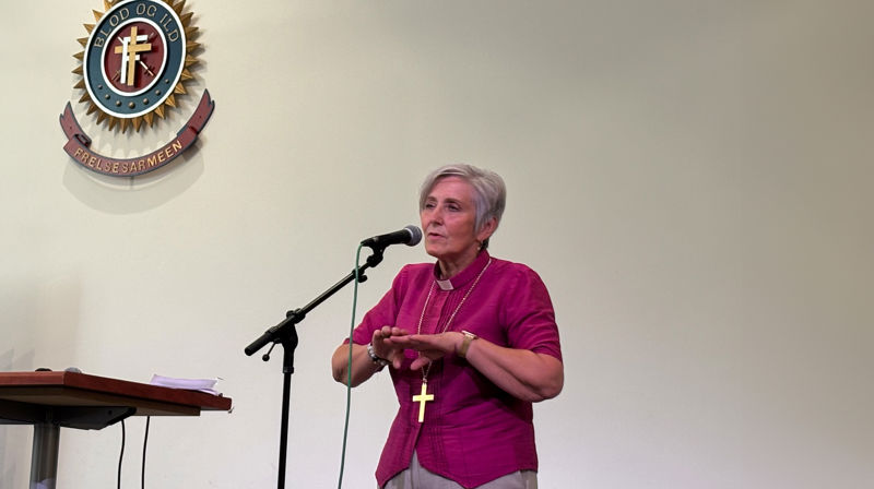 Biskop Herborg Finnset fortalte om sine erfaringer fra scenen i Frelsesarméen i Arendal. Foto: Kristin Moen Saxegaard