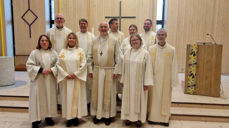 Avtoppende prost Jon Henrik Gulbrandsen sammen med prestekolleger fra Stjørdal prosti. Bak fra venstre: Per Anton Leite, Arne Magnus Smørvik, Arne Christian Rokseth, Kristine Setran og Jørgen Setran. Foran fra venstre: Torhild Fikseaunet, Hilde Mentzoni Andersen, Jon Henrik Gulbrandsen, Birte Gresseth og Jan Olav Veium. (Foto: Herborg Finnset)