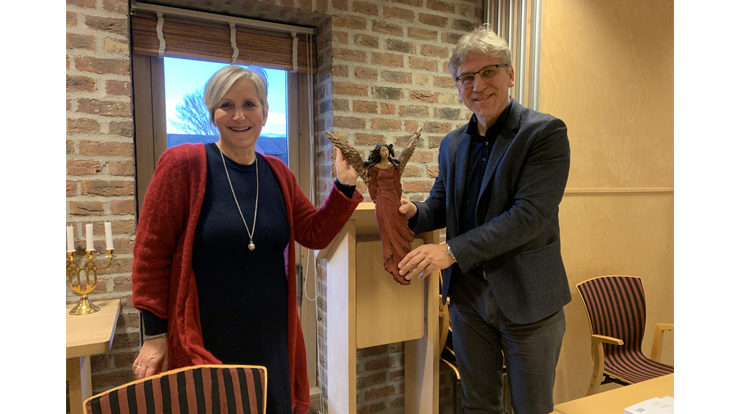 Biskop Herborg overrakte gave fra bispekolleger, en skulptur av Ingun Dahlin (foto: Olav D. Svanholm)