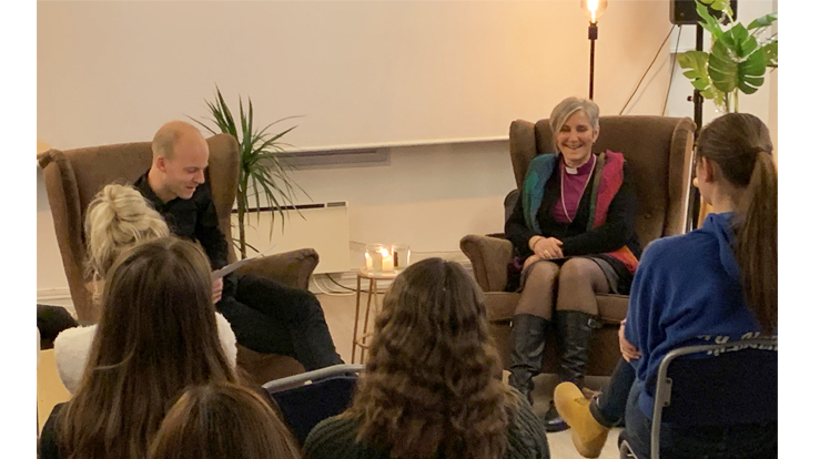 Samtale mellom rektor Ørjan Tinnen og biskop Herborg (Foto: Olav D. Svanholm)