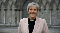 Herborg Finnset foran Nidarosdomen. 10.september vigsles hun her til tjenesten som biskop i Nidaros. (Foto: Magne Vik Bjørkøy)