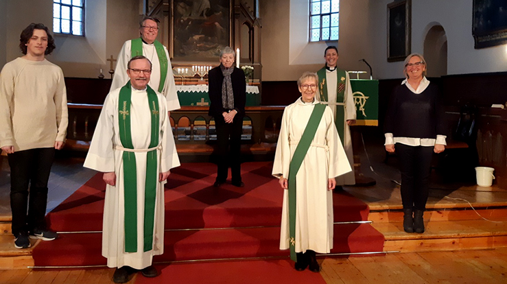 Medvirkende under innsettelsesgudstjenesten i Orkdal kirke. Fra venstre: Kirketjener Ola Rugland, prostiprest Pål Ove Lilleberg, prost Dagfinn Thomassen, menighetsrådsleder Liv Digerås Håvik, diakon Ingrid Holte Karlsen, sokneprest Eldfrid Marie Bakken og klokker Hildegunn Eikli.