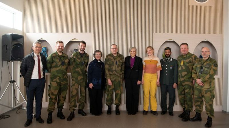 Biskop Herborg på Ørland flystasjon sammen med stasjonsprest og feltimam. Foto: Jan Terje Hellemsbakken /Forsvaret