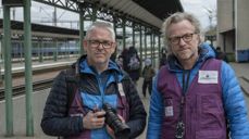 Håvard Bjelland (t.v) og Arne Grieg Riisnæs. Bildet er tatt på togstasjonen i byen Chop i Ukraina, som er et knutepunkt for alle som flykter vestover mot grensen til Ungarn. Foto: Kirkens Nødhjelp