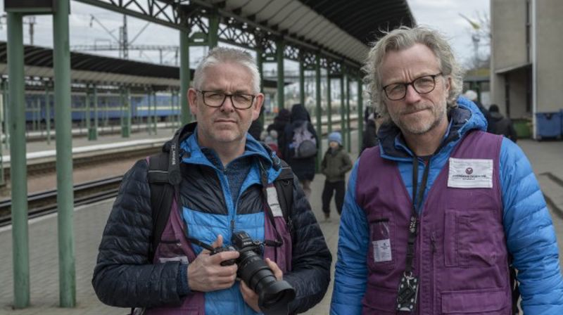 Håvard Bjelland (t.v) og Arne Grieg Riisnæs. Bildet er tatt på togstasjonen i byen Chop i Ukraina, som er et knutepunkt for alle som flykter vestover mot grensen til Ungarn. Foto: Kirkens Nødhjelp