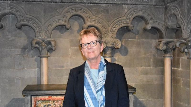Janne Solli begynner i jobben som daglig leder ved Pilegrimssenter Stiklestad 1.mai. Her er hun avbildet i det østre oktogonkapellet i Nidarosdomen hvor OLav den hellige kan ha blitt begravet.