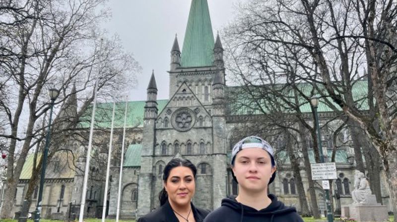 William og mamma utenfor Nidarosdomen.